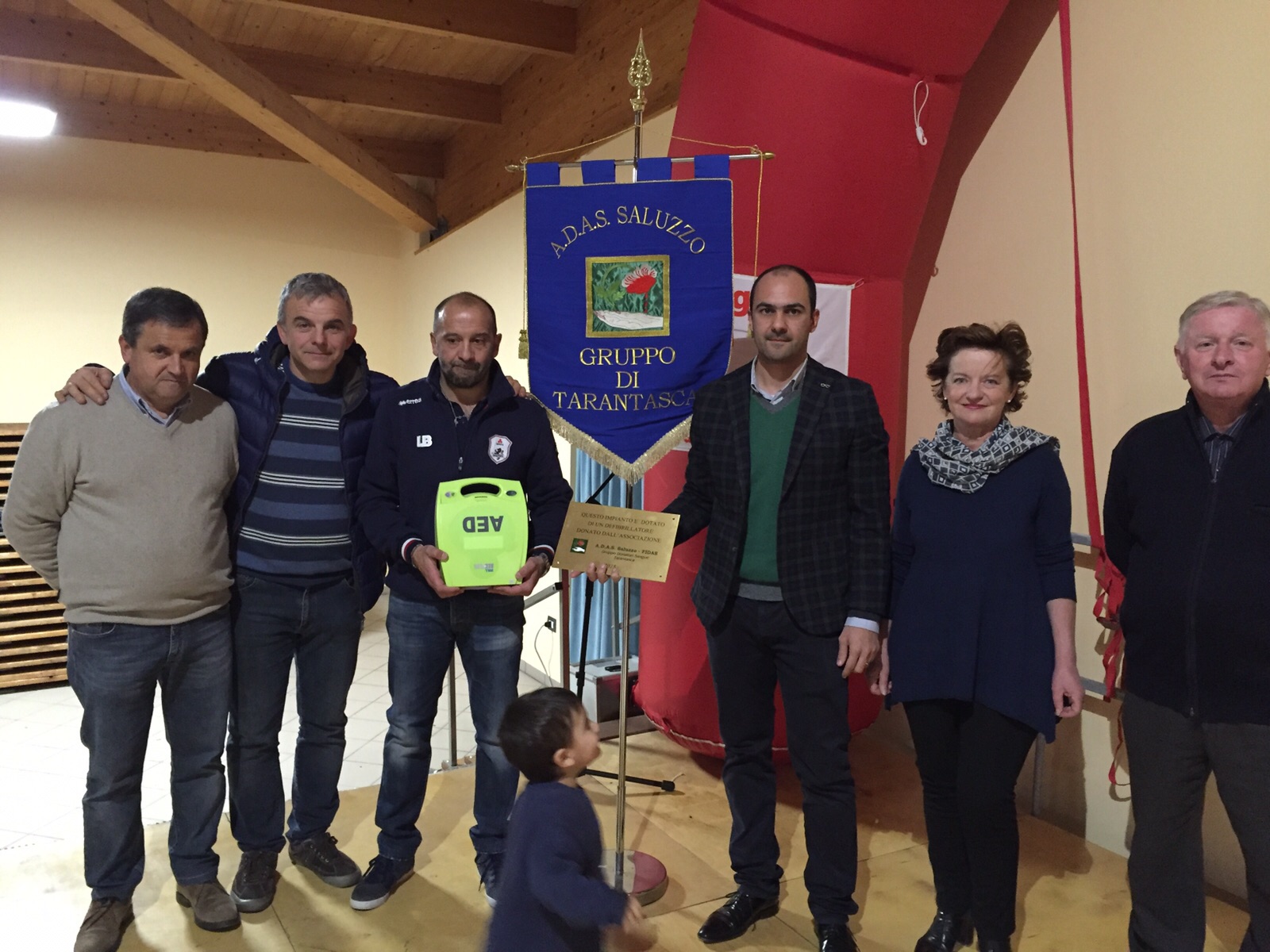 Gruppo di Tarantasca consegna il defibrillatore