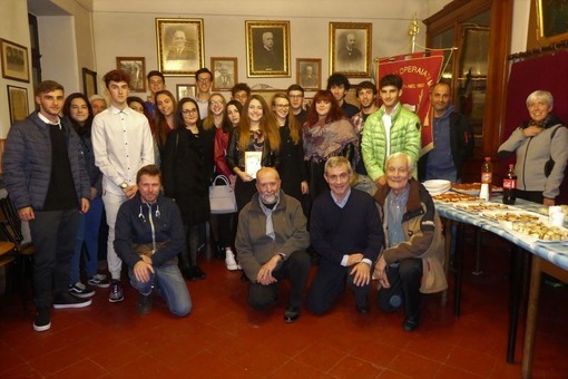 La Società Operaia di Piasco  dona la costituzione con le associazioni del paese